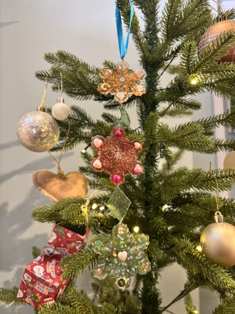 スタッフブログ「レジンでツリーオーナメントづくり開催しました🎵」